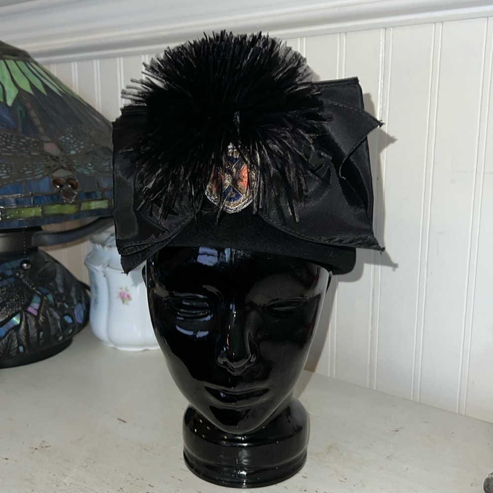 Sonni San Francisco black wool felt hat feather accent